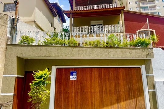 Placa instalada na fachada do imovel de casa à venda com 3 quartos, 319m² em Vila Rosalia, Guarulhos