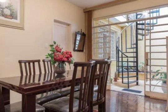 Casa à venda com 3 quartos, 450m² em Serra, Belo Horizonte