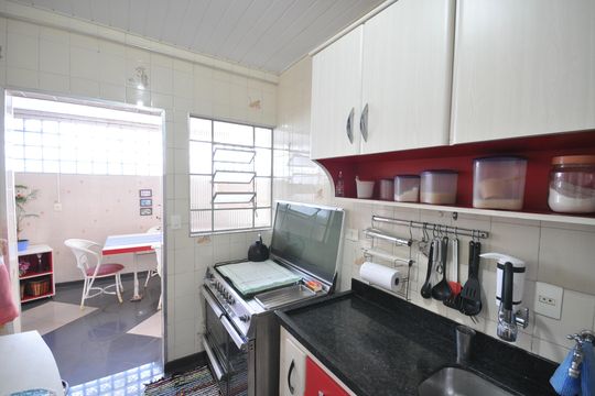 Cozinha 2 de casa à venda com 3 quartos, 242m² em Vila Ede, São Paulo