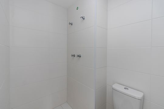 Banheiro de apartamento à venda com 1 quarto, 28m² em Santo Amaro, São Paulo
