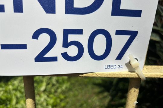 Plaquinha Instalada código LBED-34 de apartamento para alugar com 1 quarto, 56m² em Jardim Itu, Porto Alegre