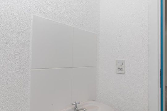 Banheiro de apartamento para alugar com 2 quartos, 49m² em Vila Nova, Porto Alegre