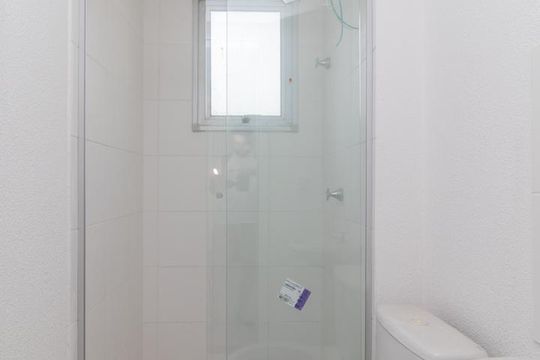 Banheiro de apartamento para alugar com 2 quartos, 49m² em Vila Nova, Porto Alegre