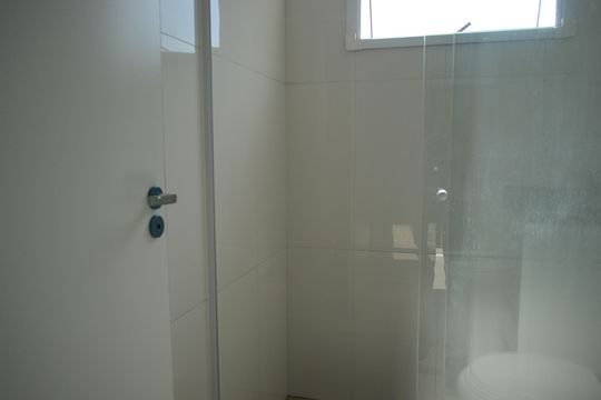 Banheiro de casa de condomínio para alugar com 2 quartos, 70m² em Chácara Faggion, Suzano