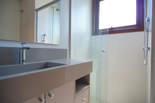 Banheiro de kitnet/studio para alugar com 1 quarto, 45m² em Independência, Porto Alegre