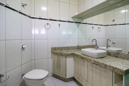 Banheiro da Suíte 1 de casa para alugar com 6 quartos, 1200m² em Cond. Mosteiro, Indaiatuba