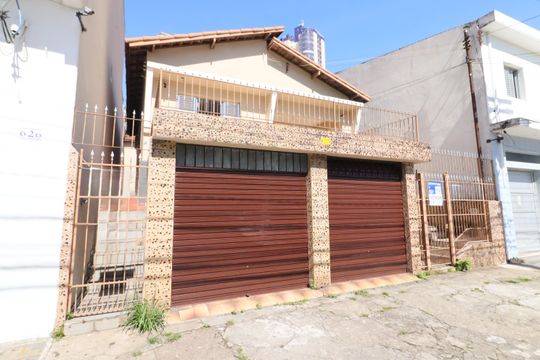 Fachada de casa à venda com 3 quartos, 245m² em Centro, Osasco