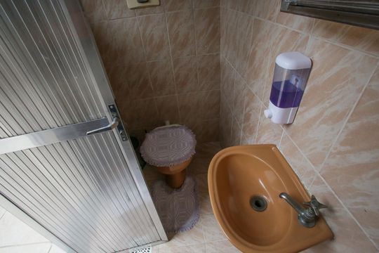 Banheiro da Piscina de casa à venda com 6 quartos, 440m² em Taquara, Rio de Janeiro