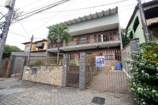 Fachada de casa à venda com 6 quartos, 440m² em Taquara, Rio de Janeiro
