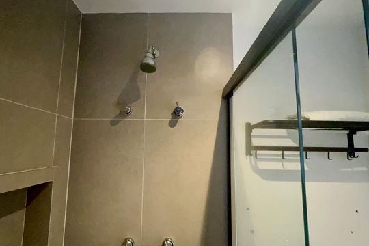 Banheiro de kitnet/studio para alugar com 1 quarto, 20m² em Pinheiros, São Paulo