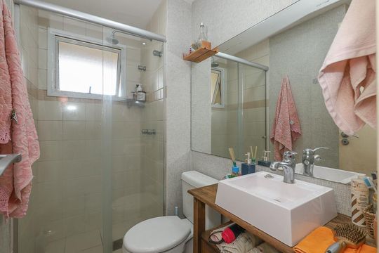Banheiro da Suíte de apartamento à venda com 3 quartos, 90m² em Vila Ipiranga, Porto Alegre