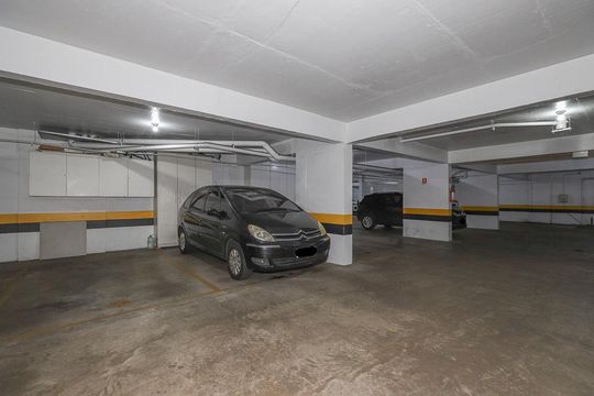 Garagem de apartamento à venda com 3 quartos, 90m² em Vila Ipiranga, Porto Alegre