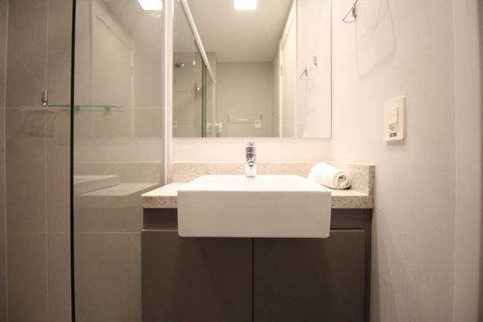 Banheiro de kitnet/studio à venda com 1 quarto, 25m² em Boa Vista, Porto Alegre