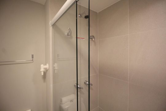 Banheiro de kitnet/studio à venda com 1 quarto, 25m² em Boa Vista, Porto Alegre