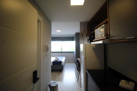 Cozinha de kitnet/studio à venda com 1 quarto, 25m² em Boa Vista, Porto Alegre