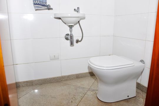 Banheiro de Serviço de casa para alugar com 5 quartos, 534m² em City América, São Paulo