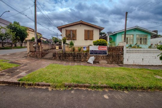 Fachada de casa à venda com 3 quartos, 192m² em Sarandi, Porto Alegre