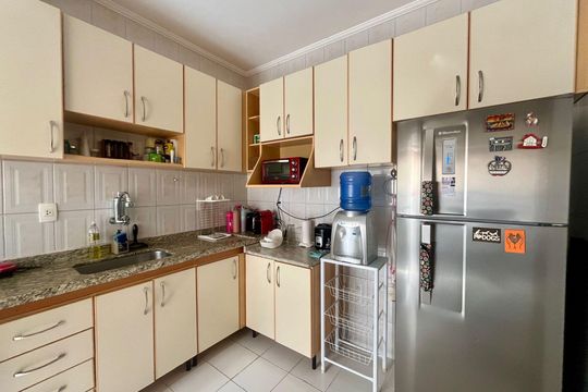 Cozinha de apartamento à venda com 2 quartos, 70m² em Mansões Santo Antônio, Campinas