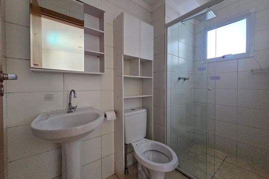 Banheiro da Suíte 1 de apartamento para alugar com 2 quartos, 60m² em Guilhermina, Praia Grande