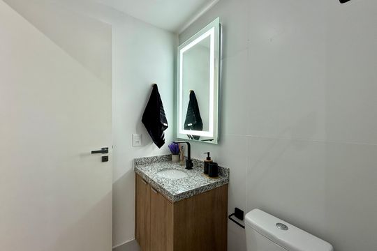 Banheiro de kitnet/studio para alugar com 0 quarto, 24m² em Vila Cordeiro, São Paulo