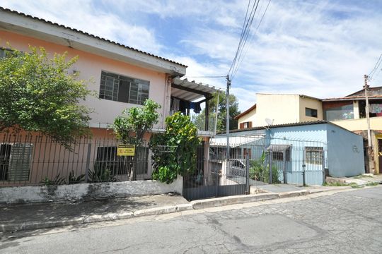 Fachada de casa à venda com 6 quartos, 297m² em Vila Paulistana, São Paulo