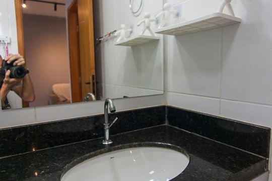 Banheiro de apartamento para alugar com 2 quartos, 47m² em Santa Mônica, Uberlândia