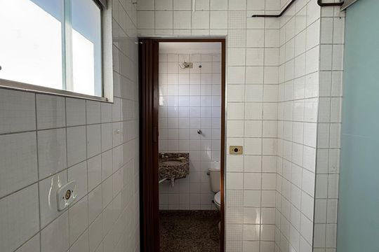 Banheiro de serviço de apartamento à venda com 2 quartos, 63m² em Chácara Inglesa, São Paulo