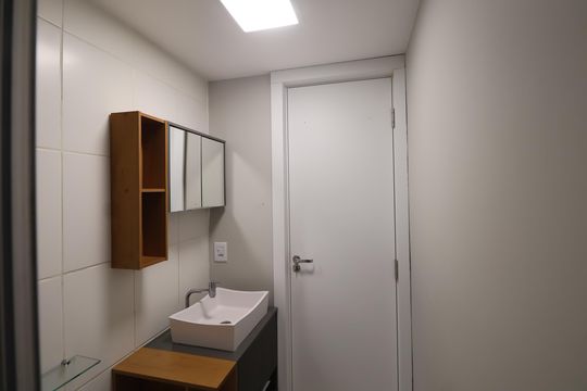 Banheiro de apartamento à venda com 2 quartos, 55m² em Mato Grande, Canoas