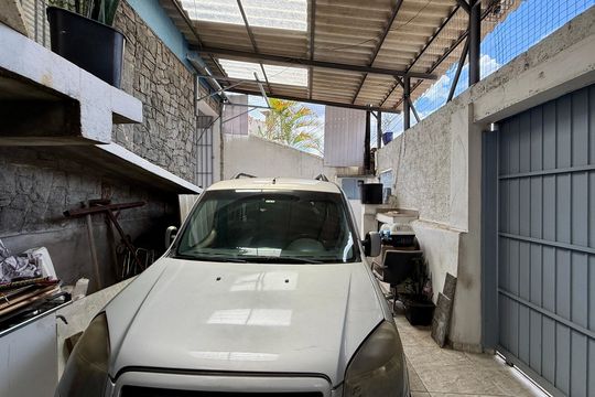 Garagem de casa à venda com 6 quartos, 200m² em Parque Colonial, São Paulo