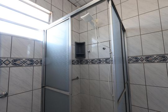 Banheiro de casa à venda com 6 quartos, 250m² em Jardim Guairaca, São Paulo