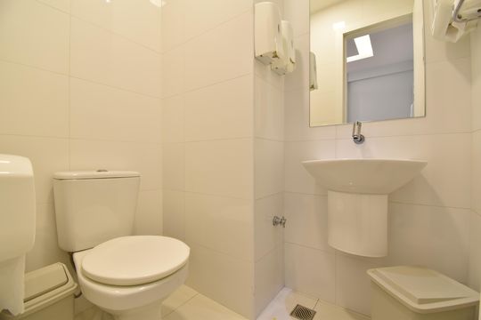 Lavabo 2 de apartamento para alugar com 5 quartos, 85m² em Centro, Curitiba