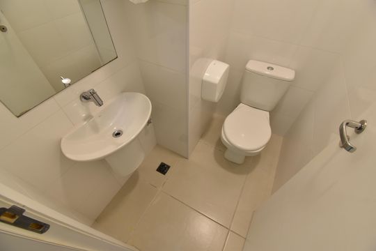 Lavabo 1 de apartamento para alugar com 5 quartos, 85m² em Centro, Curitiba