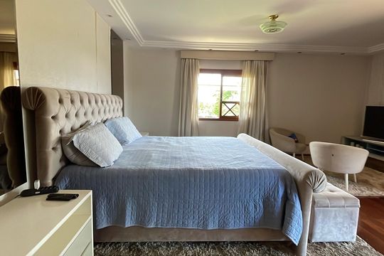 Suíte master de casa de condomínio para alugar com 4 quartos, 950m² em Parque Dom Henrique, Cotia