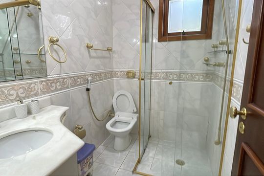 Banheiro de casa de condomínio para alugar com 4 quartos, 950m² em Parque Dom Henrique, Cotia