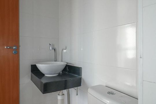 Banheiro de apartamento à venda com 2 quartos, 45m² em Humaitá, Porto Alegre