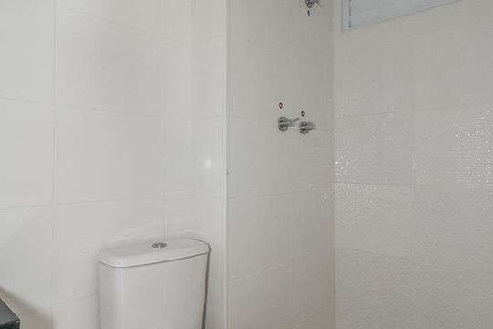 Banheiro de apartamento à venda com 2 quartos, 45m² em Humaitá, Porto Alegre