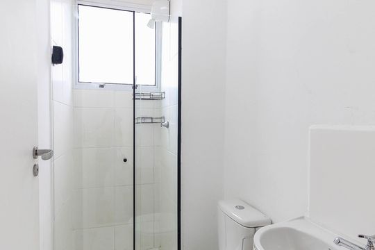 Banheiro de apartamento para alugar com 2 quartos, 40m² em Jardim Helian, São Paulo