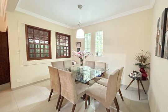 Casa à venda com 6 quartos, 180m² em Conjunto Lagoa, Belo Horizonte
