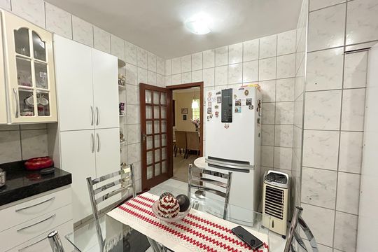 Casa à venda com 6 quartos, 180m² em Conjunto Lagoa, Belo Horizonte