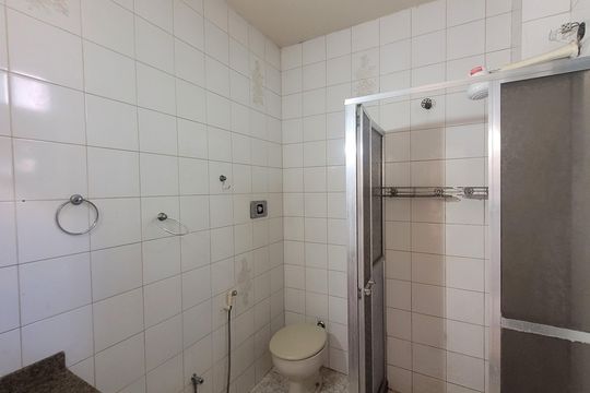 Banheiro de apartamento para alugar com 2 quartos, 80m² em Vila Valqueire, Rio de Janeiro