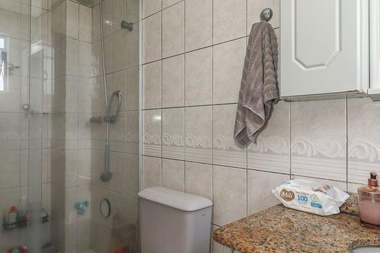 Banheiro da Suíte de apartamento à venda com 2 quartos, 76m² em São Sebastião, Porto Alegre