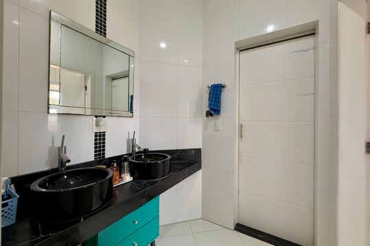Banheiro Suíte 3 e 4 de casa à venda com 4 quartos, 550m² em Brooklin, São Paulo