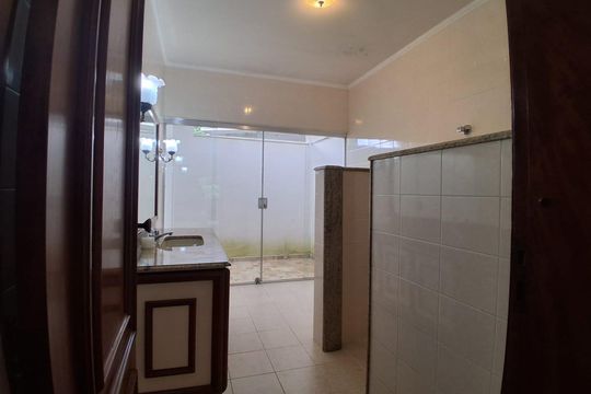 Banheiro de casa de condomínio para alugar com 4 quartos, 450m² em Sítio Barrocada, São Paulo