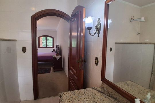 Banheiro de casa de condomínio para alugar com 4 quartos, 450m² em Sítio Barrocada, São Paulo