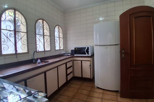 Cozinha de casa de condomínio para alugar com 4 quartos, 450m² em Sítio Barrocada, São Paulo