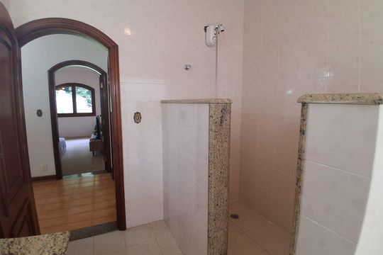 Banheiro de casa de condomínio para alugar com 4 quartos, 450m² em Sítio Barrocada, São Paulo