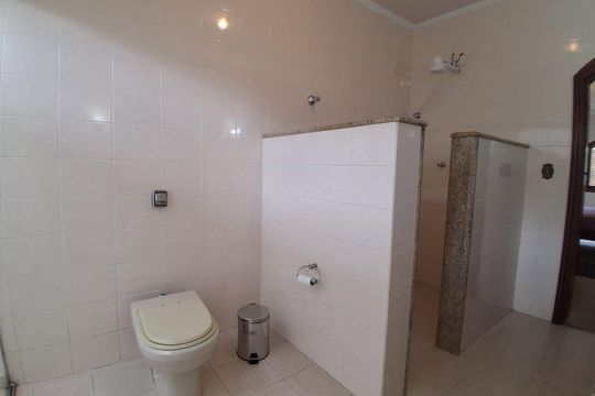 Banheiro de casa de condomínio para alugar com 4 quartos, 450m² em Sítio Barrocada, São Paulo