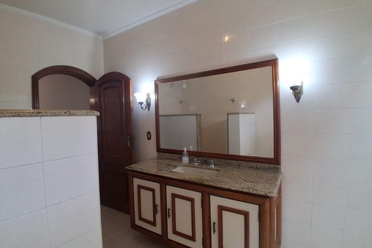 Banheiro de casa de condomínio para alugar com 4 quartos, 450m² em Sítio Barrocada, São Paulo