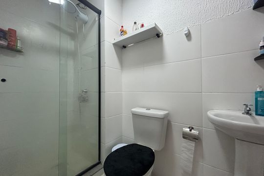 Banheiro de apartamento à venda com 2 quartos, 51m² em Feitoria, São Leopoldo