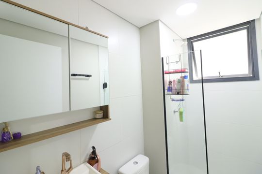 Banheiro de apartamento à venda com 2 quartos, 48m² em Centro, Osasco